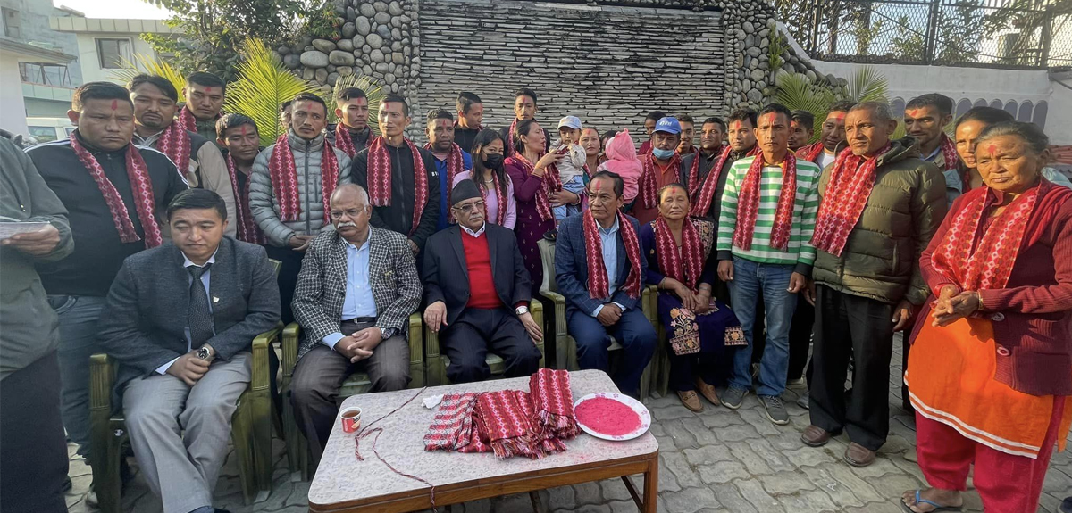 एमाले रामेछापमा पहिरो : बाग्मती प्रदेश सचिवालय सदस्य लामासहित ४२ जना माओवादीमा प्रवेश 